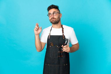 Önlüklü berber şans diliyor ve en iyisini diliyor.