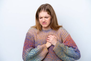 Beyaz arka planda izole edilmiş genç bir Rus kızı kalbinde bir ağrı var.