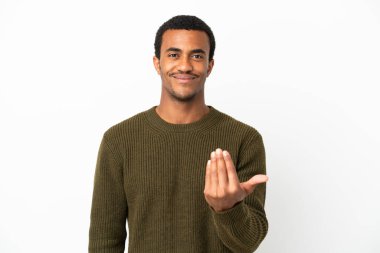 İzole edilmiş beyaz arka planda Afro-Amerikalı yakışıklı bir adam davet ediyor. Gelmene sevindim.