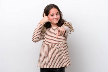 Beyaz arka planda izole edilmiş küçük bir kız telefon hareketi yapıyor ve ön tarafı işaret ediyor.