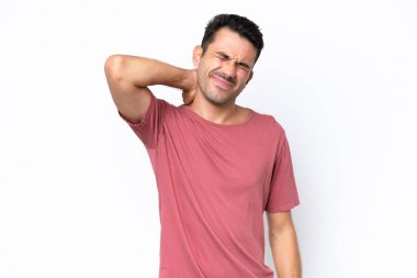 Boynu ağrıyan, soyutlanmış beyaz bir geçmişi olan yakışıklı bir genç.