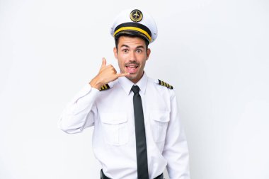 İzole edilmiş beyaz arka plan üzerinde uçak pilotu telefon jesti yapıyor. Bana geri dönüş işareti ver.