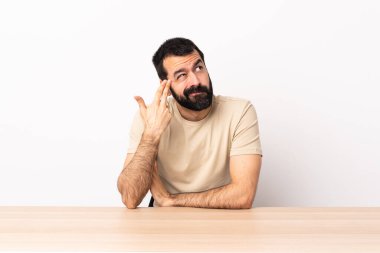 Masada sakallı, intihar jesti yapmayan beyaz bir adam..