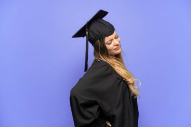 Üniversite mezunu genç bir Rus kızı, beyaz arka planda izole edilmiş, gayret gösterdiği için sırt ağrısı çekiyor.