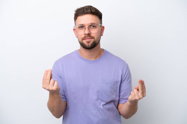 Beyaz arka planda izole genç beyaz adam para jesti yapıyor