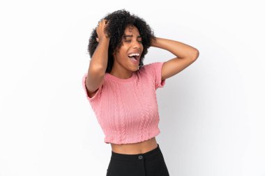 Beyaz arka planda izole edilmiş genç Afrikalı Amerikalı kadın,