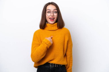 Genç Ukraynalı bir kadın beyaz arka planda izole edilmiş, şaşırmış bir yüz ifadesi var.