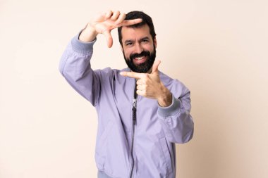 Sakallı, ceketli, izole edilmiş, odaklanmış yüzü olan beyaz bir adam. Çerçeve sembolü