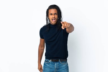 Beyaz arka planda izole edilmiş saçları olan, hayal kırıklığına uğramış ve ön tarafı işaret eden Afrikalı Amerikalı bir adam.