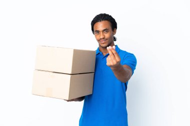 Beyaz arka planda izole edilmiş örgülü Afro-Amerikan adam para hareketi yapıyor.