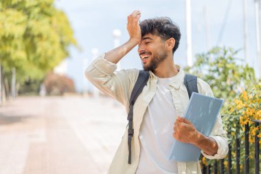 Açık alandaki genç Arap öğrenci bir şeyin farkına vardı ve çözüme niyetlendi.