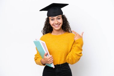 Arap üniversitesi mezunu, elinde beyaz arka planda kitap tutan bir kadın, iyi niyet gösterisi yapıyor.