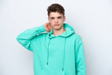 Genç Rus adam beyaz arka planda izole edilmiş. Şüpheleri var.