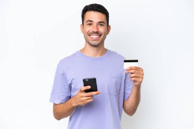 Soyutlanmış beyaz bir geçmişi olan genç yakışıklı bir adam kredi kartıyla cep telefonu alıyor.