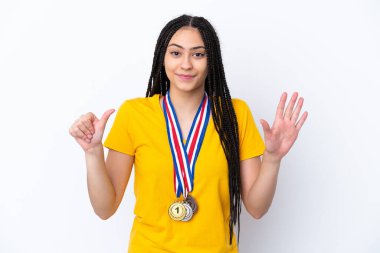 Örgülü ve madalyalı genç bir kız. Tecrit edilmiş pembe arka planda. Parmakları olan altı kişi saydım.