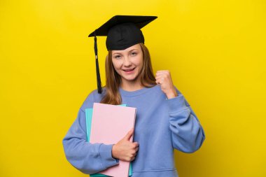 Sarı arka planda izole genç bayan zaferi kutluyor.