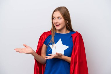 Beyaz arka planda yüzü sürpriz bir şekilde izole edilmiş süper kahraman kadın.