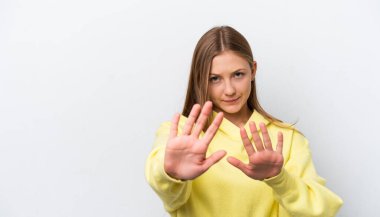 Beyaz arka planda izole edilmiş genç bir Rus kadın gergin bir şekilde ellerini öne uzatıyor.