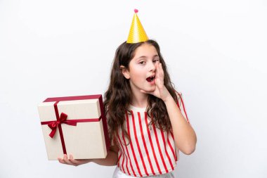 Beyaz arka planda yüzü sürpriz bir şekilde izole edilmiş küçük kız hediyesini tutuyor.