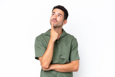 Genç yakışıklı, soyutlanmış beyaz bir arka planı var.