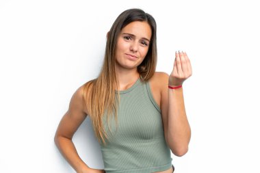 Beyaz arka planda izole edilmiş beyaz bir kadın İtalyan jesti yapıyor.