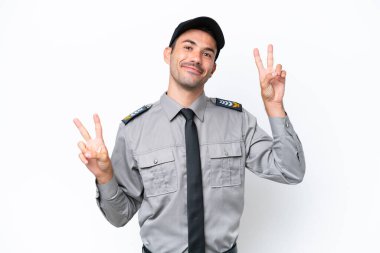 İzole edilmiş beyaz arka planda genç koruma iki eliyle zafer işareti gösteriyor.