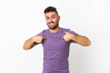 Beyaz arka planda yüzü şaşırmış beyaz bir adam var.