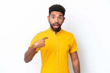 Beyaz arka planda izole edilmiş genç Brezilyalı adam kendini işaret ediyor.