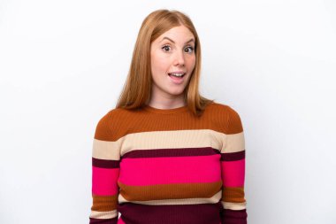 Genç kızıl saçlı kadın, beyaz arka planda izole edilmiş ve yüzünde sürpriz bir ifade var.