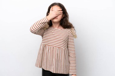 Beyaz arka planda izole edilmiş küçük bir kız gözlerini elleriyle kapatıyor. Bir şey görmek istemiyorum.