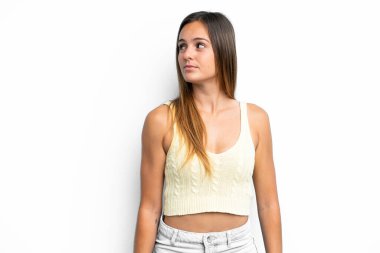 Beyaz arka planda soyutlanmış beyaz bir kadın. Portre