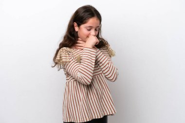 Beyaz arka planda izole edilmiş küçük kız çok öksürüyor.