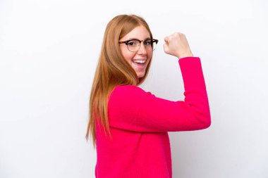 Genç kızıl saçlı kadın beyaz arka planda izole edilmiş güçlü bir jest yapıyor.