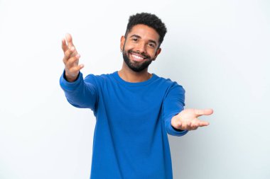 Beyaz arka planda izole edilmiş genç Brezilyalı adam sunar ve davet eder.