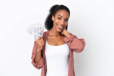 Genç Afrikalı Amerikalı kadın, beyaz arka planda izole edilmiş bir şekilde çok para alıyor.