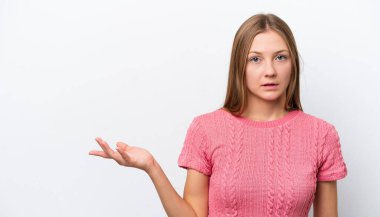 Beyaz arka planda izole edilmiş genç Rus kadın şüpheli hareketler yapıyor.