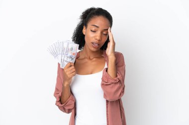 Genç Afrikalı Amerikalı kadın, beyaz arka planda baş ağrısı ile izole edilmiş bir sürü para alıyor.