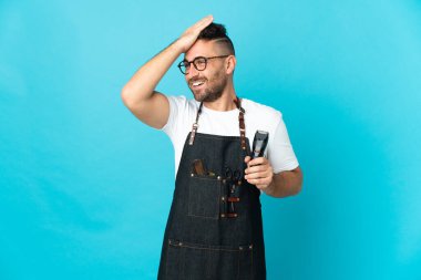 Önlüklü berber bir şeyin farkına vardı ve çözüme niyetlendi.