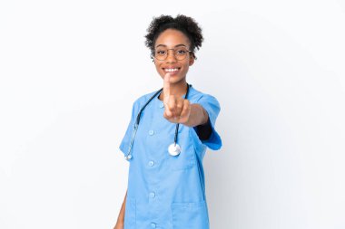 Genç cerrah Afrikalı Amerikalı kadın izole edilmiş beyaz arka planda parmağını kaldırıyor ve gösteriyor
