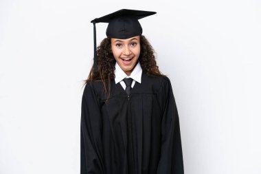 Genç üniversite mezunu Arap bir kadın, beyaz arka planda şaşırmış bir yüz ifadesiyle izole edilmiş.