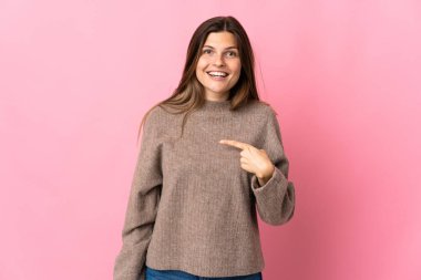 Genç Slovak kadın pembe arka planda izole edilmiş ve yüzünde sürpriz bir ifade var.
