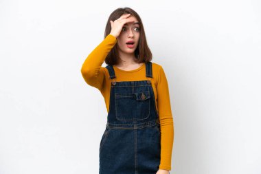 Genç Ukraynalı bir kadın beyaz arka planda izole edilmiş sürpriz bir ifadeyle yan tarafa bakarken