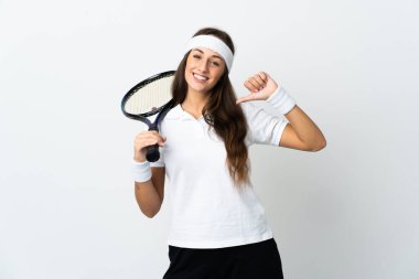 Genç bayan tenisçi soyutlanmış beyaz arka planda gururlu ve kendini beğenmiş.