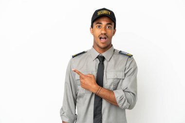 İzole edilmiş beyaz arka plan üzerinde afro-amerikan koruması şaşırmış ve işaret ediyor