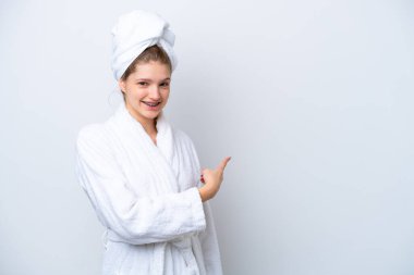 Bornozlu genç Rus kız beyaz arka planda izole edilmiş.