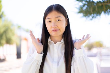 Dışarıdaki güzel Çinli kadın şüpheli hareketler yapıyor.