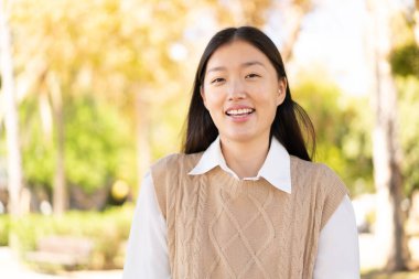 Dışarıdaki güzel Çinli kadın Neşeli bir ifadeyle