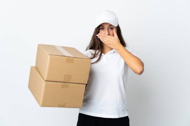 Genç teslimatçı kadın, izole edilmiş beyaz arka planda ağzı elle kapatıyor.