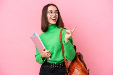 Genç öğrenci Ukraynalı kadın pembe arka planda izole edilmiş. Çözümü bulmak için parmağını kaldırıyor.