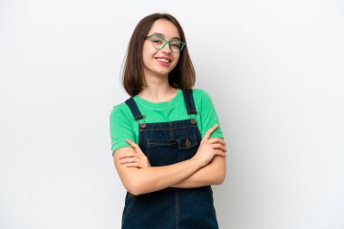 Genç Ukraynalı kadın beyaz arka planda izole edilmiş, kolları bağlı ve ileriye bakıyor.